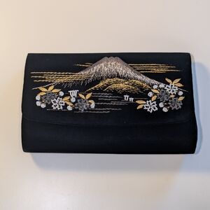 ✨ RARE Vintage Handmade Beaded Mt. Fuji Clutch + Mirror ✨ Embroidery